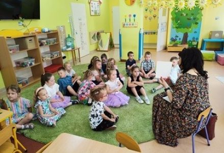 grupa dzieci przedszkolnych podczas zakończenia katechezy w przedszkolu