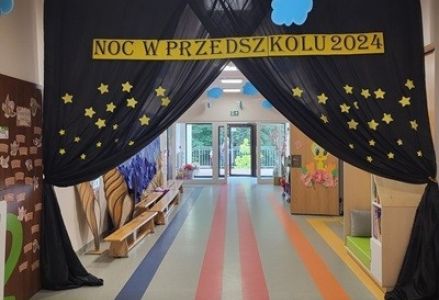 grupa dzieci przedszkolnych podczas nocowania w przedszkolu