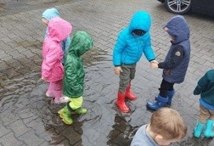 dzieci w kałuży