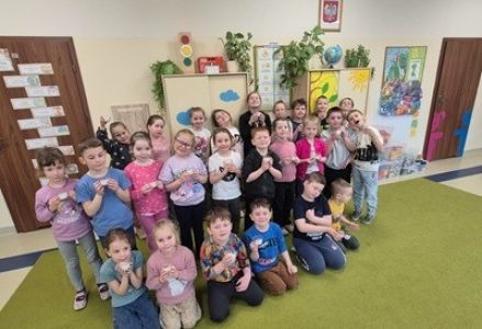 grupa dzieci przedszkolnych podczas zajęć przyrodniczych