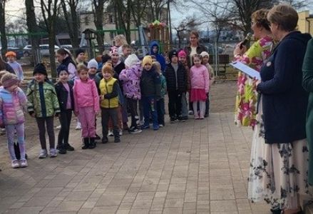 grupa dzieci przedszkolnych podczas Powitania Wiosny