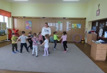 Dzieci z grupy przedszkolnej podczas zabaw ruchowych z okazji Dnia Dinozaura