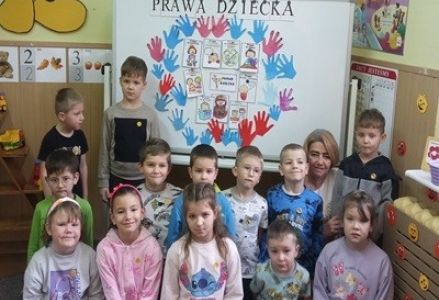 grupa dzieci przedszkolnych podczas obchodów Dnia Praw Dziecka