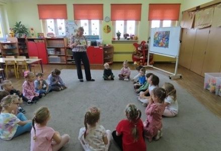 Przedszkolaki z grupy "Miś Uszatek" podczas zajęć o smutku.